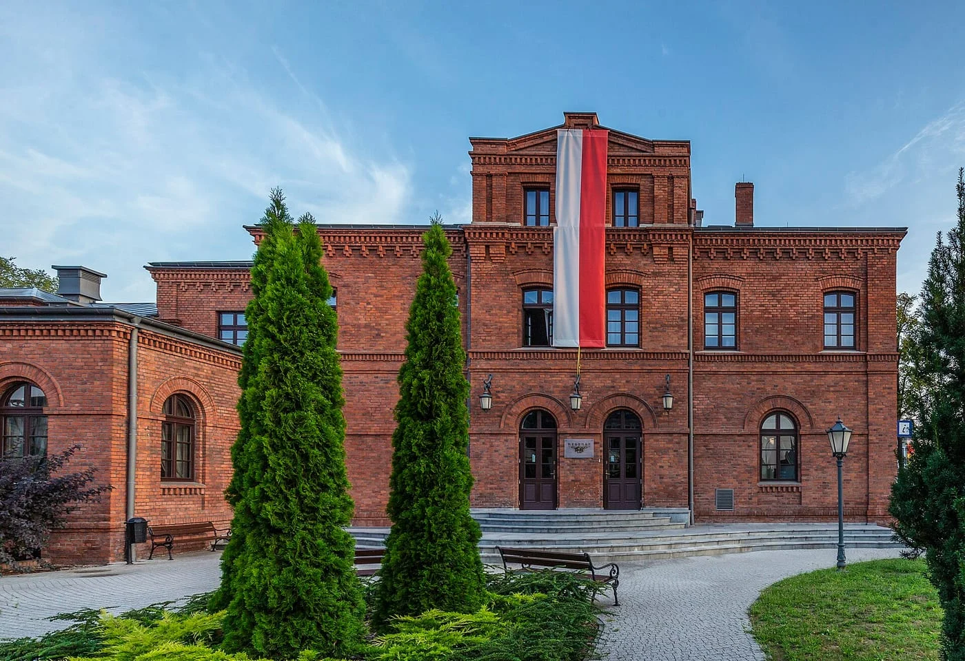 Resursa w Żyrardowie, ceglany budynek z XIX wieku